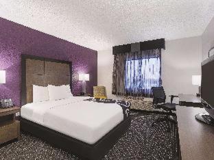 Queen Room - Mobility Accessible/Non-Smoking